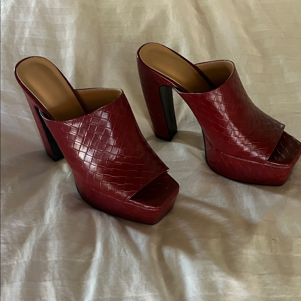 Elegant Red Woven Mules - Picture 2 of 9